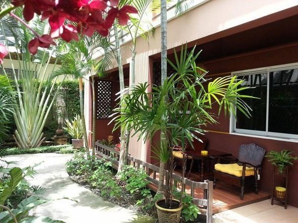 Garden courtyard and seating at Baan Baimai Boutique Room