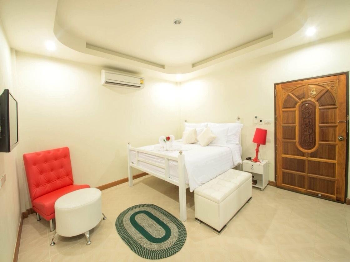 Banter Resort double bedroom with red chairs and a wall-mounted television