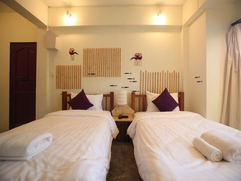 Twin-bed room at Early Bird Bed & Breakfast