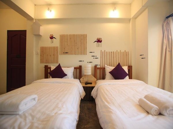 Twin-bed room at Early Bird Bed & Breakfast