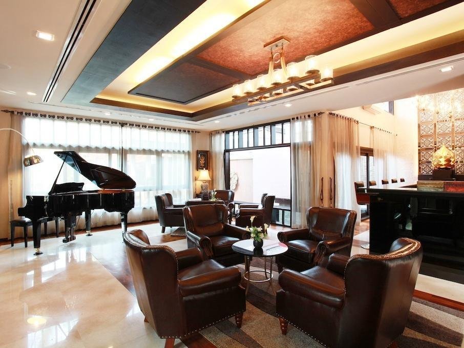 Leather armchairs and a grand piano in the Sireeampan lounge