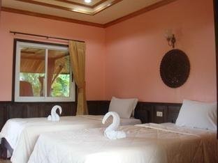 Twin-bed room at Wangnamkhao Resort